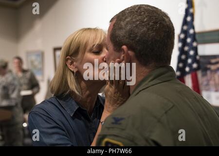 Martha Brett küsst ihr Ehemann, Oberst Jeffrey Brett, während ein Ruhestand Zeremonie im Museum für Luftfahrt, Robins Air Force Base, Ga, 22. Juni 2018. Brett ist ein ehemaliger Kommandant der 413 Flight Test Group, der in der Lage ist von März 2015 bis Juni 2016 angeboten. Sein neuester Auftrag war in Stuttgart, Deutschland, als Kampf sehen sie Kapitän für die US-European Command. Stockfoto