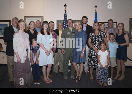 Pensionierte Oberst Jeffrey Brett und seine Familie eine Gruppe Foto während einer Pensionierung Zeremonie im Museum für Luftfahrt, Robins Air Force Base, Ga, 22. Juni 2018. Brett ist ein ehemaliger Kommandant der 413 Flight Test Group, der in der Lage ist von März 2015 bis Juni 2016 angeboten. Sein neuester Auftrag war in Stuttgart, Deutschland, als Kampf sehen sie Kapitän für die US-European Command. Stockfoto