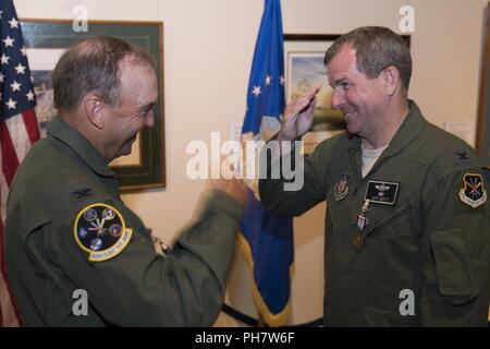 Oberst Jeffrey Brett, rechts, grüßt, pensionierter Oberst Jerry Byars während einer Pensionierung Zeremonie im Museum für Luftfahrt, Robins Air Force Base, Ga, 22. Juni 2018. Brett und Byars sind ehemalige Kommandanten der 413 Flight Test Gruppe. Brett übernahm das Kommando des Geräts, wenn Byars im Jahr 2015 zurückzog. Stockfoto