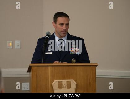 Maj Steven Green Jr, 2. Vertragsparteien Squadron Commander, übernimmt das Kommando über die 2. Nachteile von Oberstleutnant Jennifer Burnett in Barksdale Air Force Base, La., 25. Juni 2018. Stockfoto