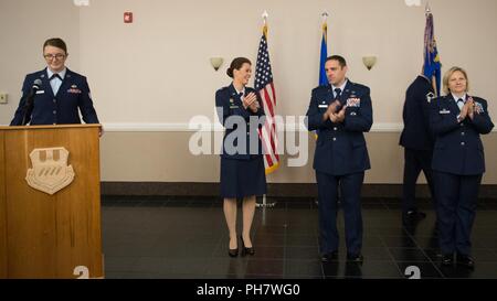 Maj Steven Green Jr, 2. Vertragsparteien Squadron Commander, übernimmt das Kommando über die 2. Nachteile von Oberstleutnant Jennifer Burnett in Barksdale Air Force Base, La., 25. Juni 2018. Stockfoto