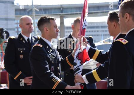 Oberstleutnant Jason Toth übernimmt das Kommando über die US-Armee Korps der Ingenieure, Buffalo Bezirk des scheidenden Kommandeur Oberstleutnant Adam Czekanski Juni 29., 2018. Die formale Änderung des Befehls Zeremonie findet an Bord der USS Little Rock am Büffel und Erie County Naval und Military Park in Buffalo NY entfernt Stockfoto