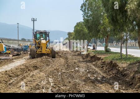 Bauarbeiter setzen neue Mauer an der Grenze zum Verantwortungsbereich Chula Vista, Kalifornien, die am 19. Juni 2018. Hier aus dem Osten den Boden für die Grabungen von Bauarbeitern vorbereitet wird. Stockfoto