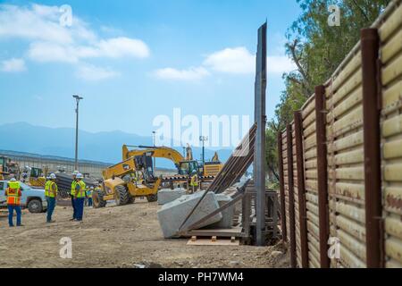 Bauarbeiter setzen neue Mauer an der Grenze zum Verantwortungsbereich Chula Vista, Kalifornien, die am 19. Juni 2018. Zu sehen ist hier neue und alte Mauer im Osten. Stockfoto