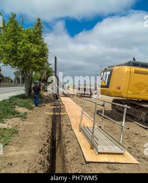 Bauarbeiter setzen neue Mauer an der Grenze zum Verantwortungsbereich Chula Vista, Kalifornien, die am 19. Juni 2018. Hier gesehen aus dem Westen ist der Graben mit neuen Panels in den Hintergrund. Stockfoto