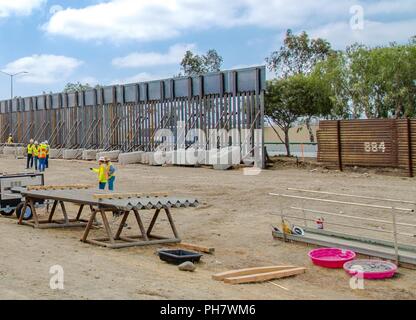 Bauarbeiter setzen neue Mauer an der Grenze zum Verantwortungsbereich Chula Vista, Kalifornien, die am 19. Juni 2018. Zu sehen ist hier neue und alte Mauer im Osten. Stockfoto