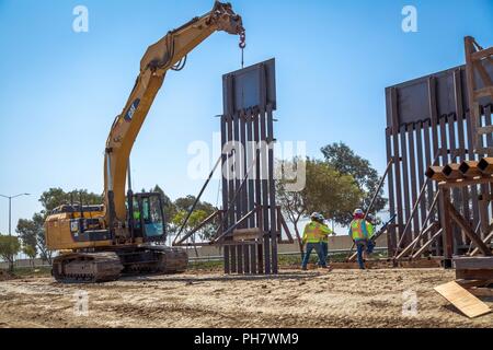 Bauarbeiter setzen neue Mauer an der Grenze zum Verantwortungsbereich Chula Vista, Kalifornien, die am 19. Juni 2018. Hier ist die Platzierung eines neuen Grenzmauer. Stockfoto