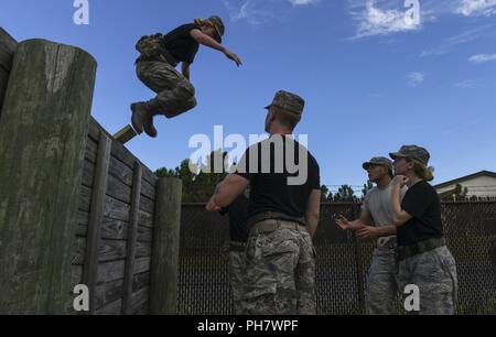 Eine Junior ROTC Cadet schließt einen Hindernisparcours im Sommer Leadership School an hurlburt Field, Florida, 25. Juni 2018. Die 1 Special Operations Wing hosted SLS für Junior ROTC Kadetten in zahlreichen Team zu engagieren - Aufbau und Führung Übungen, 25. Juni bis 29. Stockfoto