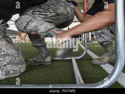 Junior ROTC Kadetten unterstützen ein Kadett mit verbundenen Augen durch einen Hindernisparcours im Sommer Leadership School an hurlburt Field, Florida, 25. Juni 2018. Air Commandos freiwillig zu lehren, Führung und team-Fähigkeiten zu Kadetten aus fünf lokale High School während der SLS. Stockfoto