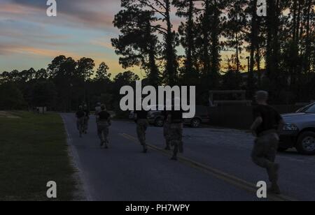 Junior ROTC Kadetten laufen einen Hindernisparcours im Sommer Leadership School an hurlburt Field, Florida, 25. Juni 2018. Die 1 Special Operations Wing hosted SLS für Junior ROTC Kadetten aus fünf lokalen High School, 25. Juni bis 29. Stockfoto