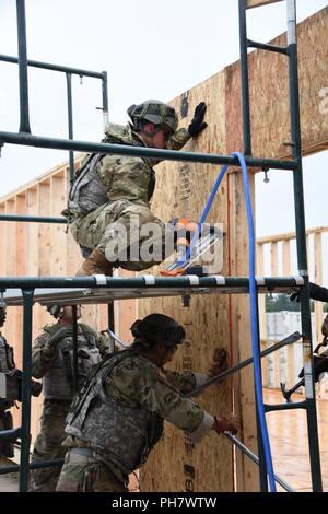 Armee Reservisten mit Die 284 EngineerCompany auf einem neuen Kühllager Gebäude Teil der Truppe Projekte am Fort McCoy Wi arbeiten. Stockfoto