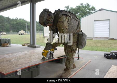 Armee Reservisten mit Die 284 EngineerCompany auf einem neuen Kühllager Gebäude Teil der Truppe Projekte am Fort McCoy Wi arbeiten. Stockfoto