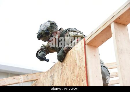 Armee Reservisten mit Die 284 EngineerCompany auf einem neuen Kühllager Gebäude Teil der Truppe Projekte am Fort McCoy Wi arbeiten. Stockfoto