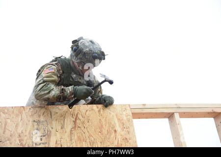 Armee Reservisten mit Die 284 EngineerCompany auf einem neuen Kühllager Gebäude Teil der Truppe Projekte am Fort McCoy Wi arbeiten. Stockfoto