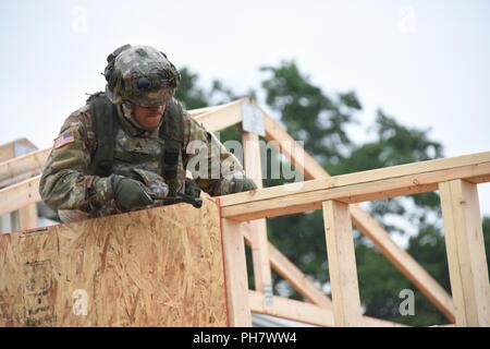 Armee Reservisten mit Die 284 EngineerCompany auf einem neuen Kühllager Gebäude Teil der Truppe Projekte am Fort McCoy Wi arbeiten. Stockfoto