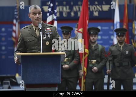 Us Marine Brig. Gen. Bradford J. Gering, Assistent des stellvertretenden Kommandanten für die Luftfahrt, Adressen Marines, Matrosen, Familie und Freunde während der Marine Aviation Training Support Group-21 Ändern des Befehls Zeremonie am Naval Air Station Pensacola, Fla., 28. Juni 2018. Die Änderung der Comand-Zeremonie ist eine altehrwürdige Tradition, in der man Commander Behörde zu einer anderen verzichtet. Stockfoto