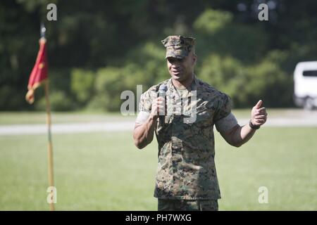 Us Marine Brig. Gen. Calvert L. Wert jr., Ausbildung Befehl Kommandierender General, Adressen Marines, Familie und Freunden während des Marine Corps Combat Service Support Schulen Änderung der Befehl Zeremonie am Lager Johnson, N.C., 21. Juni 2018. Die Änderung der Comand-Zeremonie ist eine altehrwürdige Tradition, in der man Commander Behörde zu einer anderen verzichtet. Stockfoto