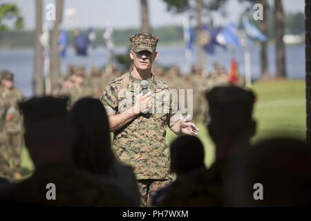 Us Marine Oberst James L. Shelton jr., eingehende kommandierender Offizier der Marine Corps Combat Service Support Schulen (MCCSSS), Adressen Marines, Familie und Freunde während der MCCSSS Ändern des Befehls Zeremonie am Lager Johnson, N.C., 21. Juni 2018. Die Änderung der Comand-Zeremonie ist eine altehrwürdige Tradition, in der man Commander Behörde zu einer anderen verzichtet. Stockfoto