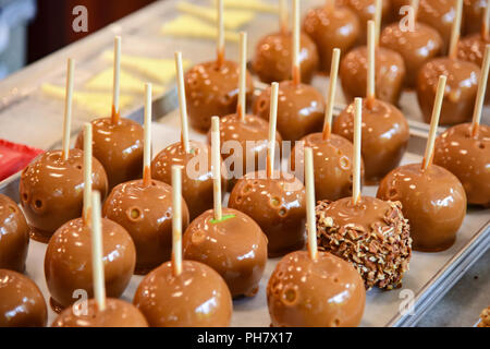 Gruppe von Frische, hausgemachte Karamel Äpfel auf einer Platte. Stockfoto