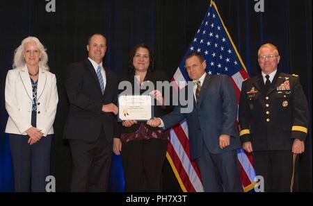 Mitarbeiter der Projekt Manager, gepanzerten Kampffahrzeugen das Verteidigungsministerium Value Engineering Award während einer am 28. Juni 2018 annehmen, Preisverleihung im Pentagon. Bei der Preisverleihung sind Kristen Baldwin, stellvertretender Staatssekretär für Verteidigung Systems Engineering, und Generalmajor Brian Cummings, Programm Executive Officer für Ground Combat Systems. Stockfoto