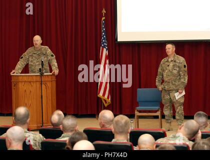 CAMP ARIFJAN, Kuwait - Generalmajor Andrew Schafer (Podium), 28 Infanterie Division/Task Force Spartan kommandierender General, und Oberstleutnant Erik Smith, Sitz und Hauptverwaltung Bataillonskommandeur, hören Sie zu Fragen von Soldaten während ein Town Hall Meeting am 29. Juni 2018. Der 28. Zentrale Bataillon ist auf halbem Wege durch eine 11-monatige Mobilisierung und dient als zentrale Element für die Task Force spartanisch. Stockfoto