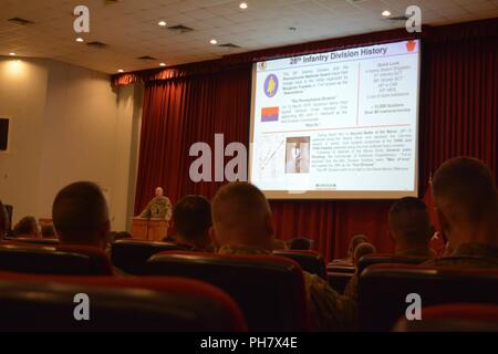 CAMP ARIFJAN, Kuwait - Soldaten mit Sitz und Hauptverwaltung Bataillon, 28 Infanterie Division/Task Force spartanisch, besuchen ein Town Hall Meeting am 29. Juni 2018. Generalmajor Andrew Schafer, Division Commander, begann die Veranstaltung mit einem kurzen Überblick über die Geschichte der Abteilung. Stockfoto
