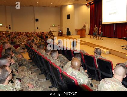 CAMP ARIFJAN, Kuwait - Soldaten mit Sitz und Hauptverwaltung Bataillon, 28 Infanterie Division/Task Force spartanisch, besuchen ein Town Hall Meeting am 29. Juni 2018. Generalmajor Andrew Schafer, Division Commander, begann die Veranstaltung mit einem kurzen Überblick über die Geschichte der Abteilung. Stockfoto