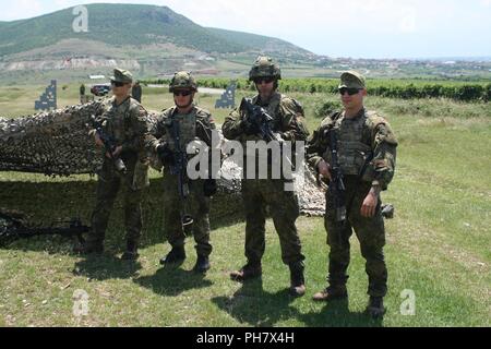 Soldaten aus deutschen Soldaten der KFOR mit der US-Armee IBA und M4 bestechen die Teilnahme an einer LS-Team live-fire Übung mit multinationalen Battle Group - Osten in Orahovac, Kosovo, am 22. Juni. Stockfoto