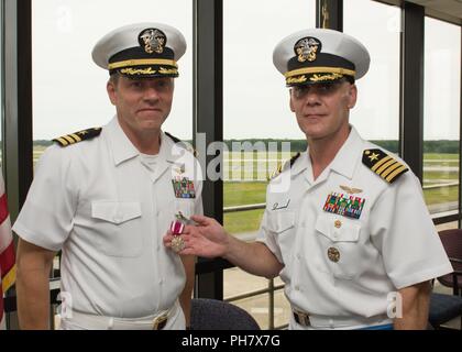 VIRGINIA BEACH, Virginia (22. Juni 2018) - Cmdr. Jerome T. Morick, Abteilung "Air Boss", ist mit einem Meritorious Service Medal, die von Kapitän John W. Hewitt, Executive Officer, Naval Air Station Oceana präsentiert. Morick die Auszeichnung für hervorragenden Service bei der Naval Air Station Oceana. Stockfoto