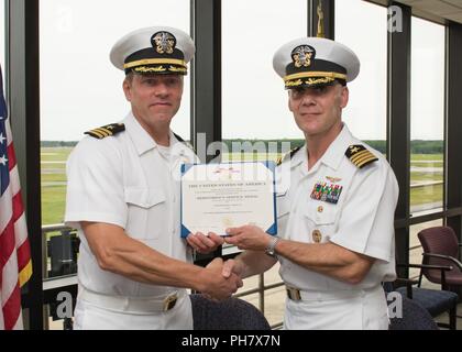 VIRGINIA BEACH, Virginia (22. Juni 2018) - Cmdr. Jerome T. Morick, Abteilung "Air Boss", ist mit einem Meritorious Service Medal Zertifikat von Kapitän John W. Hewitt, Executive Officer, Naval Air Station Oceana präsentiert. Morick die Auszeichnung für hervorragenden Service bei der Naval Air Station Oceana. Stockfoto