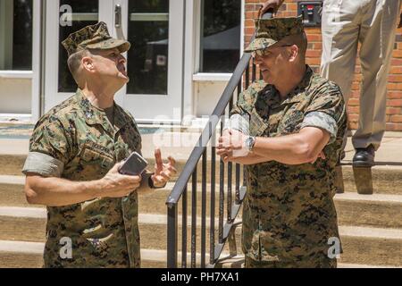 Us Marine Corps Oberst Robert Boucher, Links, Stabschef, Marine Corps Base Quantico (MCBQ) und Oberst John Atkinson, kommandierender Offizier, Sitz und Service-bataillon, während die Befehlshaber Schale Präsentation an der Yale University Hall, MCBQ, Virginia, 14. Juni 2018 sprechen. Der intramural Sport Commander Cup zeigt die Marines'Esprit de Corps und der Verkörperung der Teamarbeit und hervorragende Führung. Stockfoto