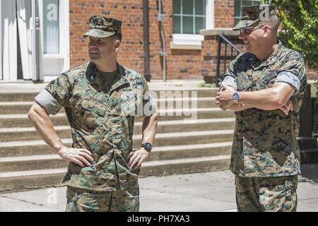 Us Marine Corps Oberst Robert Boucher, Links, Stabschef, Marine Corps Base Quantico (MCBQ) und Oberst John Atkinson, kommandierender Offizier, Sitz und Service-bataillon, während die Befehlshaber Schale Präsentation an der Yale University Hall, MCBQ, Virginia, 14. Juni 2018 sprechen. Der intramural Sport Commander Cup zeigt die Marines'Esprit de Corps und der Verkörperung der Teamarbeit und hervorragende Führung. Stockfoto