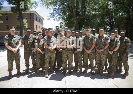 Us-Marines mit G-4: Logistik posieren für ein Gruppenfoto nach der Commander Cup für intramural Sport an der Yale University Hall verliehen, Marine Corps Base Quantico, Virginia, 14. Juni 2018. Der intramural Sport Commander Cup zeigt die Marines'Esprit de Corps und der Verkörperung der Teamarbeit und hervorragende Führung. Stockfoto