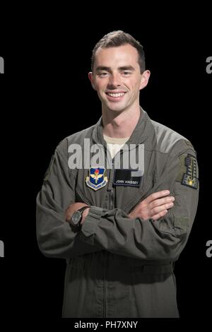 Us Air Force zweiten Leutnant John Massey, Pilot Training nächste Student, in der Bildung und Ausbildung Kommando der ersten Iteration der Pilotenausbildung Next an der Streitkräfte finden in Austin, Texas, teil. Der Schwerpunkt der Initiative wurde auf, wie die Flieger lernen, nicht unbedingt, was sie lernen, Erkundung der Technologie und wie diese Technologie besser und schneller lernen. Studenten waren Teil der Ausbildung von Februar bis August 2018. Stockfoto