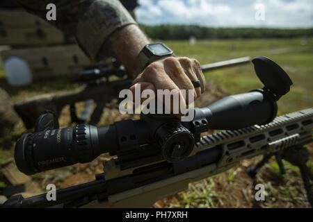 Eine Aufklärung Marine mit Force Reconnaissance Platoon des 31 Marine Expeditionary Unit regelt den Anwendungsbereich auf eine M40 A6 Sniper Rifle marksmanship während der Ausbildung an der Anderson Air Force Base, Guam, 26. Juni 2018. Die GFK durchgeführt, um die Qualifikation, um nahe Viertel Taktik Training zu unterziehen. Die 31. MEU, das Marine Corps' nur kontinuierlich vorwärts - bereitgestellt MEU, bietet eine flexible Kraft bereit, eine breite Palette von militärischen Operationen auszuführen. Stockfoto