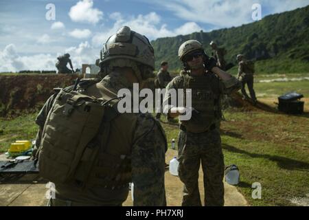 Marines mit Force Reconnaissance Platoon des 31 Marine Expeditionary Unit passen ihre Gang während Treffsicherheit Ausbildung bei Anderson Air Force Base, Guam, 26. Juni 2018. Die GFK durchgeführt, um die Qualifikation, um nahe Viertel Taktik Training zu unterziehen. Die 31. MEU, das Marine Corps' nur kontinuierlich vorwärts - bereitgestellt MEU, bietet eine flexible Kraft bereit, eine breite Palette von militärischen Operationen auszuführen. Stockfoto