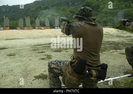 Eine Aufklärung Marine mit Force Reconnaissance Platoon des 31 Marine Expeditionary Unit Brände eine M45 A1 Close Quarter battle Pistole, während Treffsicherheit Ausbildung bei Anderson Air Force Base, Guam, 26. Juni 2018. Die GFK durchgeführt, um die Qualifikation, um nahe Viertel Taktik Training zu unterziehen. Die 31. MEU, das Marine Corps' nur kontinuierlich vorwärts - bereitgestellt MEU, bietet eine flexible Kraft bereit, eine breite Palette von militärischen Operationen auszuführen. Stockfoto