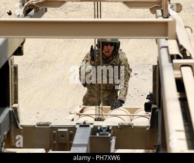 Südwesten Asien - Staff Sgt. Brian Lang, ein High Mobility Artillery Rocket System Crew Chief für Bravo Batterie, 1.Bataillon, 14 Field Artillery Regiment, 65th Field Artillery Brigade, Task Force Spartan, koordiniert mit seinen Soldaten den pod der simulierten Umläufe für die HIMARS am 29. Juni 2018 zur Last zu heben. Lang, sechs Jahre Feld Artilleristen, ist auch die Munition Section Chief für Bravo Batterie. Stockfoto