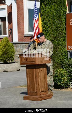 Us-Armee Oberstleutnant Kelly D. Porter, Garnison Kaplan, macht der Aufruf während der US-Armee Garnison Benelux Ändern des Befehls auf Caserne Daumerie in Chièvres, Belgien, 29. Juni 2018. Stockfoto