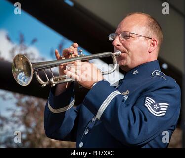 Us Air Force Tech. Sgt. Benjamin Peterson, eine regionale band Fachmann mit der 566Th Air Force Band, Illinois Air National Guard, der während einer Show in Wausau, Wis., 27. Juni 2018. Die Band, die auch als die Air National Guard Band der Mittelwesten bekannt, zwei Wochen lang eine kostenlose Konzerte in Wisconsin und Michigan als Teil ihrer Community Relations Mission. Stockfoto