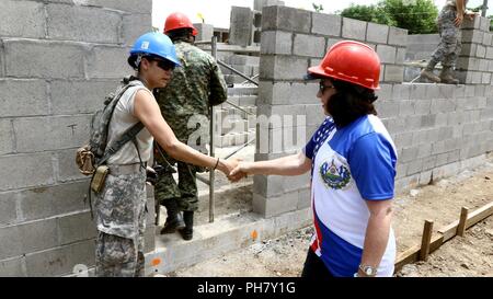 Union City, New Jersey native Staff Sgt. Tatiana Jairala, Sprachwissenschaftler aus dem 141 Military Intelligence Battalion aus Orem, Utah und Waffenkammer zu Combined Joint Task Force angeschlossen - Hoffnung während der über den Horizont 2018, wird von Jean Mähnen, der US-Botschafter in El Salvador begrüßt, im San Marcos de la Cruz Schule, einer der fünf Techniker Websites für den diesjährigen BTH, in Zacatecoluca, El Salvador. BTH ist eine jährliche US Army South led-Übung, entfaltet sich in der Nähe von 1.800 Service Mitglieder aus allen militärischen Zweige. In Abstimmung mit der Regierung von El Salvador, die Übung schließt fünf Stockfoto