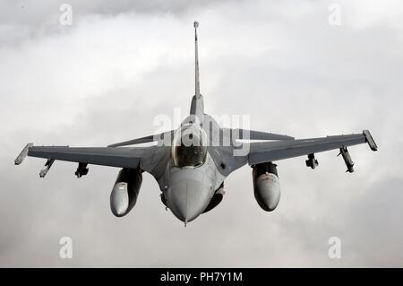 Oberst Raul Rosario, Kommandant der 149 Operations Group, Air National Guard, führt Luft-zu-Luft-Bohrer am 25. Juni in der Nähe von čáslav Air Base in der Tschechischen Republik während Sky Avenger 2018. (Air National Guard Stockfoto