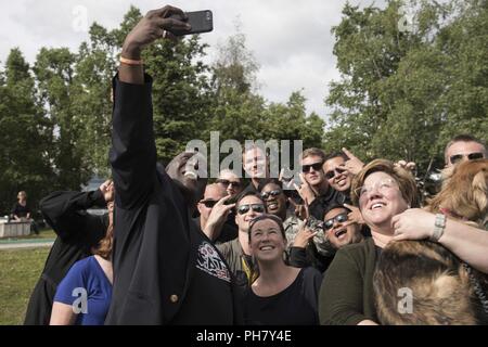 Die Pacific Air Kräfte' F-16 Demonstration Team und Einheimische, nehmen ein selfie mit Eddie S., die Anchorage Morning Show Host, in Anchorage, Alaska, 29. Juni 2018. Das Team engagiert, mit der Gemeinschaft durch Teilnahme an Park Verschönerung, Durchführung eines Meet-and-Greet und der Teilnahme an einem Abendessen mit dem formlal Anchorage, Alaska, Stadtführer. Das Team bot eine Gelegenheit, mit ihren Anhängern zu treffen und Vertrauen und Patriotismus in der alaskan Gemeinschaft aufzubauen. Stockfoto