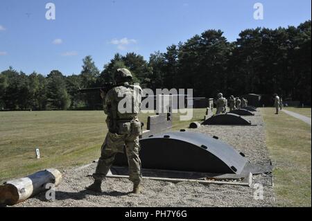 Kapitän Robert Lee, alle Guard International Combat Team Mitglied von Texas Army National Guard, engagiert sich Ziele aus verschiedenen Aufnahmepositionen hier gesehen: Das Protokoll, das Metall Arch, der Fels, Grube und die gebrochenen Wand während auf einem der Spiele in Großbritannien 2018 Verteidigung betriebliche Bundesschiessen, die gemeinsam an bisley-Camp und der Armee finden Training Center Pirbright, England im Juni 12-26, 2018 gehalten wurde. Stockfoto