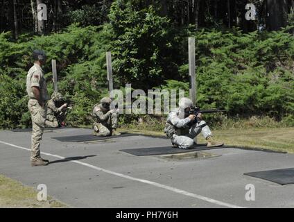 Kapitän Robert Lee (Mitte) und Sgt. Brandon Hornung (rechts), alle Guard International Combat Team Mitglieder, konkurrieren in Großbritannien 2018 Verteidigung betriebliche Bundesschiessen, wurde gemeinsam in Bisley-Camp und der Armee finden Training Center Pirbright, England im Juni 12-26, 2018 gehalten. Während dieser Veranstaltung, die Kameradschaft zwischen den Soldaten aus dem Vereinigten Königreich und den Vereinigten Staaten gefördert wird, ist offenkundig von Kapitän Lee's Anzeige des Vereinigten Königreichs Flagge auf seinem Helm während dieser übereinstimmt. Patch swapping ist eine gängige Praxis unter den Wettbewerbern. Stockfoto