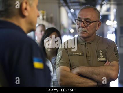 Generaloberst Sergii Larovyi, Ukraine Erster Stellvertreter des Ministers für Innere Angelegenheiten, rechts, hört zu, wie die US-Armee Brig. Gen. Mark Malanka, Kommandant der 40th Infantry Division, Kalifornien Nationalgarde, nicht abgebildet, 25. Juni 2018, in der 40th Infantry Division-Hauptquartier in gemeinsamen Kräfte, Los Alamitos, Kalifornien. Führungskräfte aus der Ukraine Ministerium für Innere Angelegenheiten sind, die in verschiedenen Agenturen in Kalifornien diese Woche Notfallmanagement und Katastrophenvorsorge auszutauschen. Der kalifornischen Nationalgarde und die Ukraine haben zusammen mehr als 25 arbeitete Stockfoto