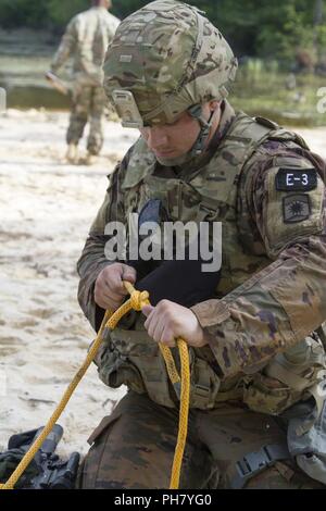 U.S. Army Reserve SPC. Konner Klein, ein Netzteil noncommissioned Officer von Spring Lake, North Carolina, mit Charlie Company, 457th zivilen Angelegenheiten Battalion, 7th Mission Support Command, Krawatten verschiedene Knoten während Mystery event Tag 5 bei der US-Army Reserve 2018 besten Krieger Wettbewerb in Fort Bragg, North Carolina, 14. Juni 2018. Heute, U.S. Army Reserve Soldaten geben alles, was sie haben, ihre Grenzen bringen und am letzten Tag des Events in den Wettbewerb beenden. Stockfoto