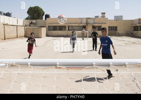 332 Air Expeditionary Wing Flieger spielen Fußball mit einheimischen Kinder an einem geheimen Ort im Südwesten Asien, 26. Mai 2018. Stockfoto