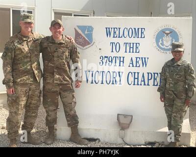 AL UDEID AIR BASE, Katar - Seelsorger Maj. Christopher Bryan, 35th Engineer Brigade, und Kapitän Charles Dey, UAD-2 Bomb Wing Missouri Air National Guard; und Staff Sgt. Gessee Luos, mit der 35Th Engineer Brigade, in Katar met Aktuelle und zukünftige Interoperabilität von Armee und Luftwaffe religiöse Angelegenheiten zu besprechen. Stockfoto