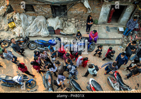 Kathmandu, Nepal - April 13, 2016: Blick von Oben auf einer belebten Straße in Kathmandu in der Nähe des Durba Square, Kathmandu, Nepal. - Armut der Kathmandu in Nepal Stockfoto